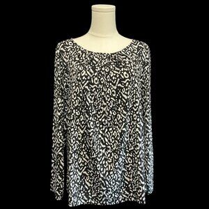 Women’s Black and White Printed Long Sleeve Top